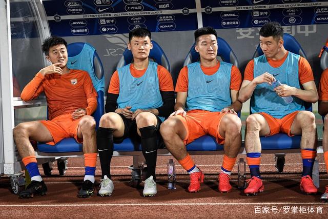曼联截止日询价曼城后卫，交易可能性不大